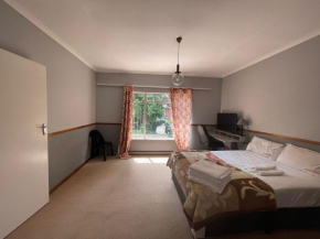 Rooms in a guest-only home behind Menlyn Maine